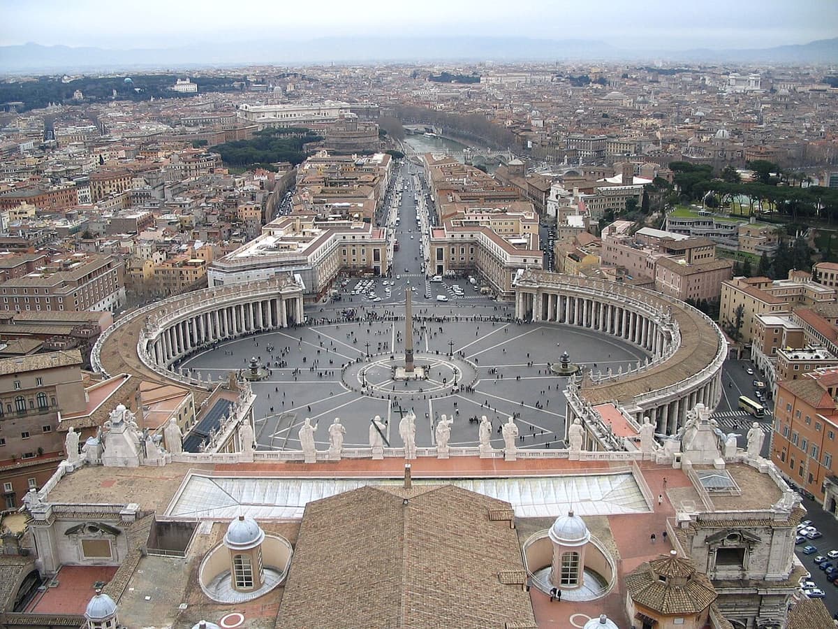 La cúpula de la Basílica de San Pedro y la plaza, en el Vaticano
